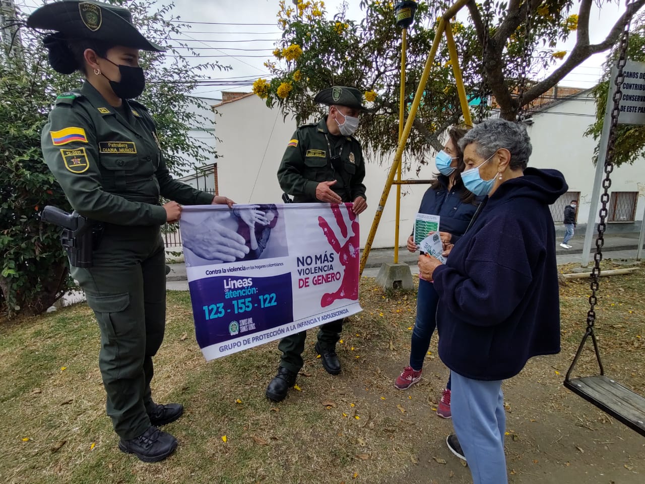 En la campaña ‘No más violencia de género’ en el barrio Villa Recreo, participaron el subintendente Franco Andrés Jaramillo, la patrullera Diana Muñoz y las líderes comunitarias Sonia Arcos y Lucía Bolaños.
