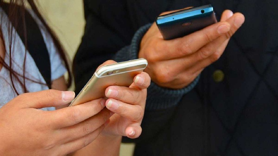 Por ley se regulará el uso de celulares en colegios y escuelas