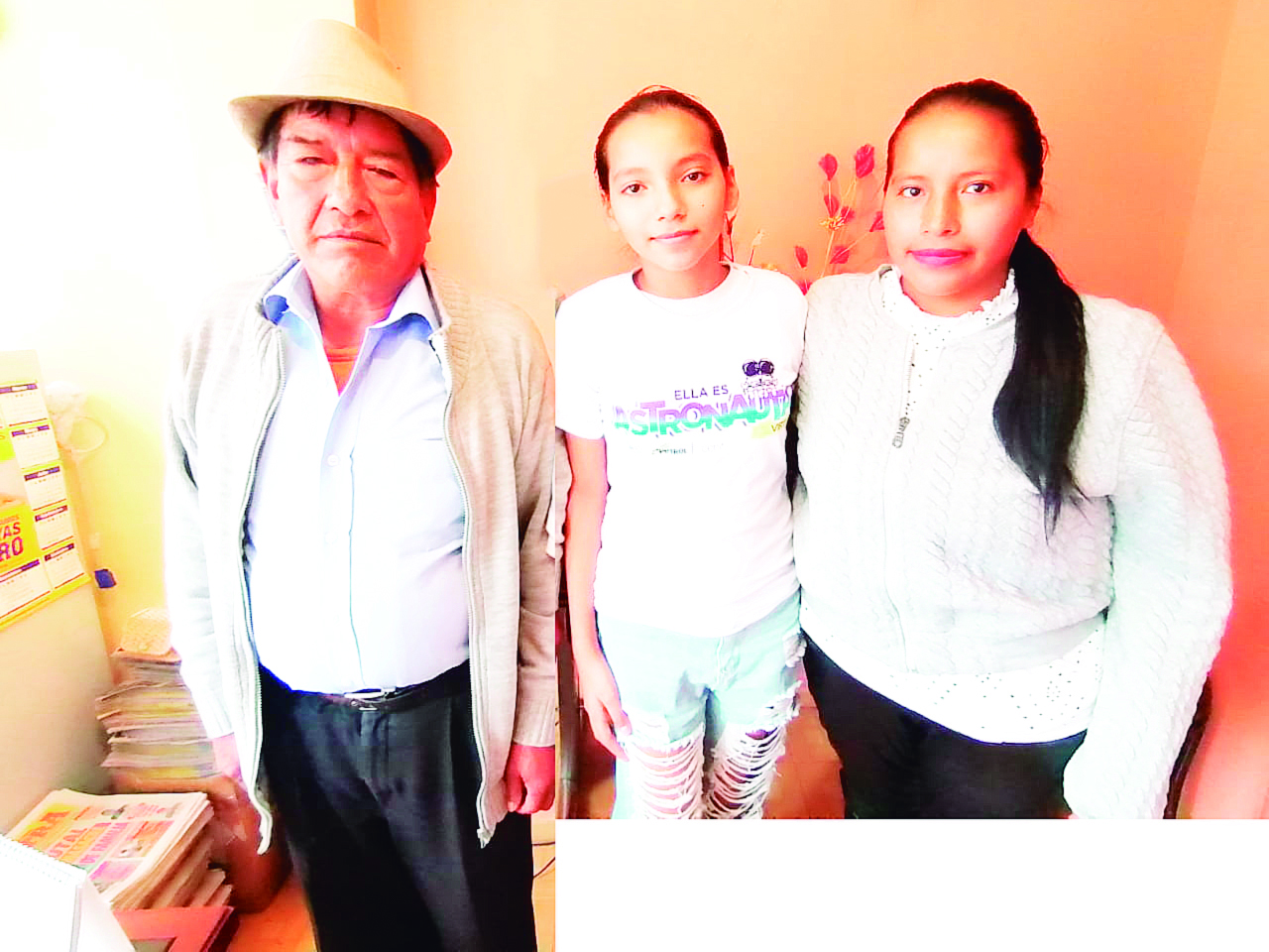 La estudiante Mayerly Vallejos Mueses acompañada por su madre Sara Mueses y su abuelo Marino Mueses.