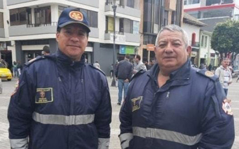Los bomberos de Ipiales Jhon Mora y Horacio Morales piden ayuda para poder brindar un mejor servicio en el municipio.
