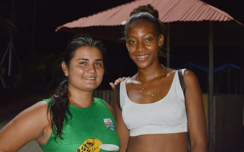 Hacen parte del equipo Pacific Ultimate Club en la categoría mayores, Rosa Padilla y Sorangie Banguera.