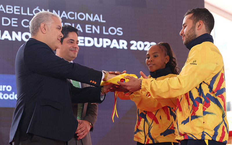 El presidente Iván Duque entregó la bandera a los deportistas Ingrit Valencia y Carlos Alberto Ramírez para dar inicio a los Juegos Bolivarianos.