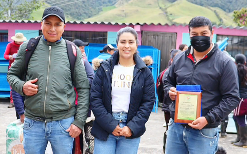 En la tercera entrega del proyecto que beneficia a madres campesinas en la producción de cuy en el municipio de Tangua estuvieron Mario Potosí, Diana Martínez y Rolando Pinchao.