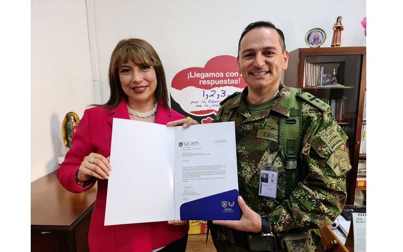 Firmaron el acuerdo de escolarización a soldados del Batallón de Servicios No. 23, la secretaria de Educación de Pasto, Gloria Jurado y el comandante Milton Montes.