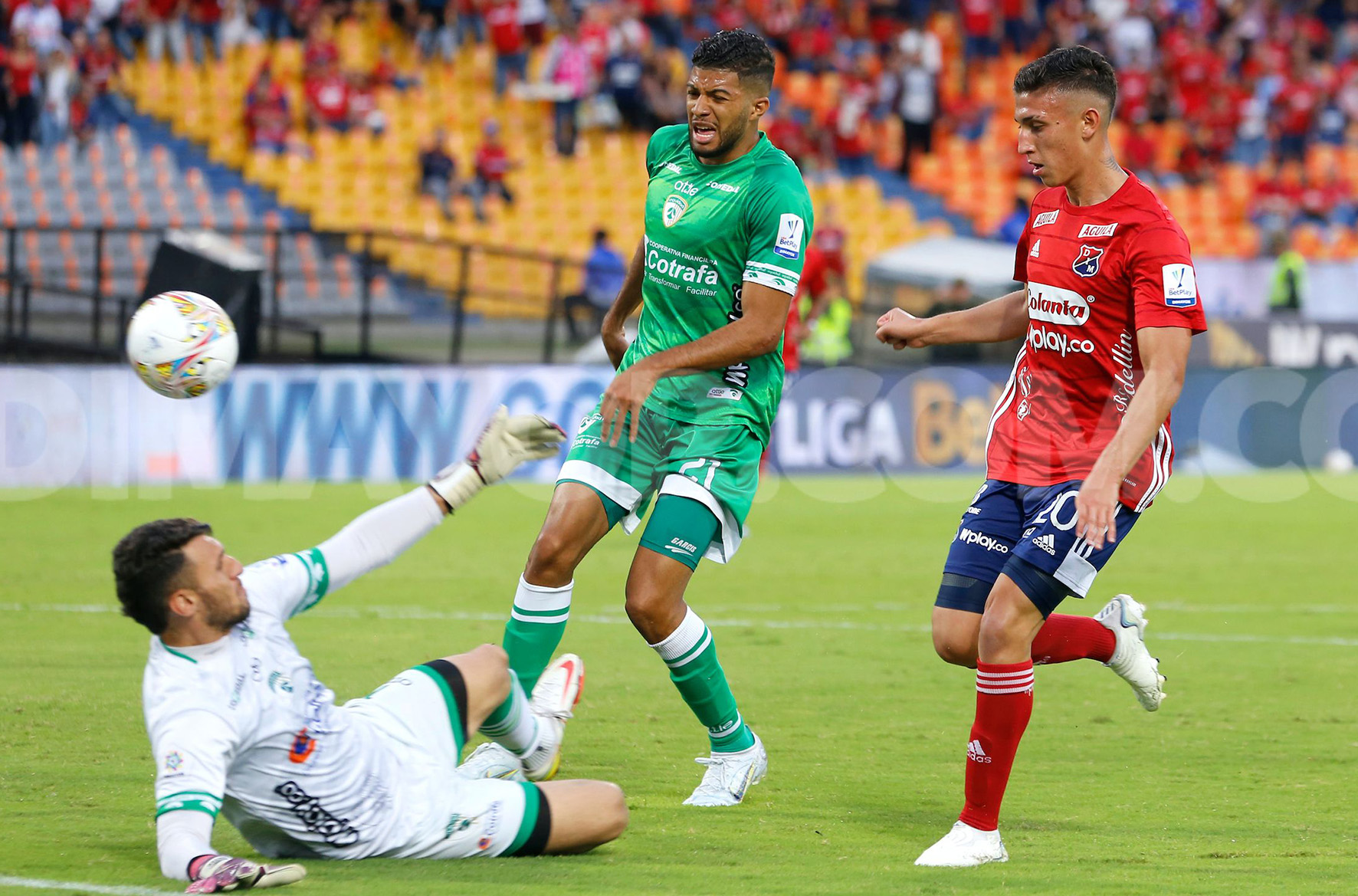 Medellín no pudo sumar ante La Equidad y no pasó del empate en el Atanasio Girardot. En un pasaje del encuentro aparecen Miguel Monsalve, Daniel Polanco y Washington Ortega.