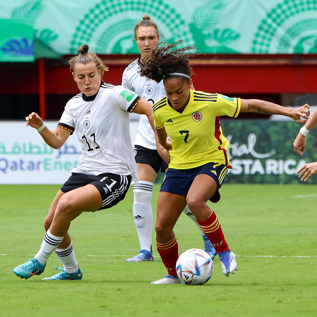 Una de las figuras de Colombia en el Mundial sub 20 femenino ante Alemania fue Gisela Robledo, quien en una acción del juego es marcada por Carlotta Wamser y Adeleine Steck.