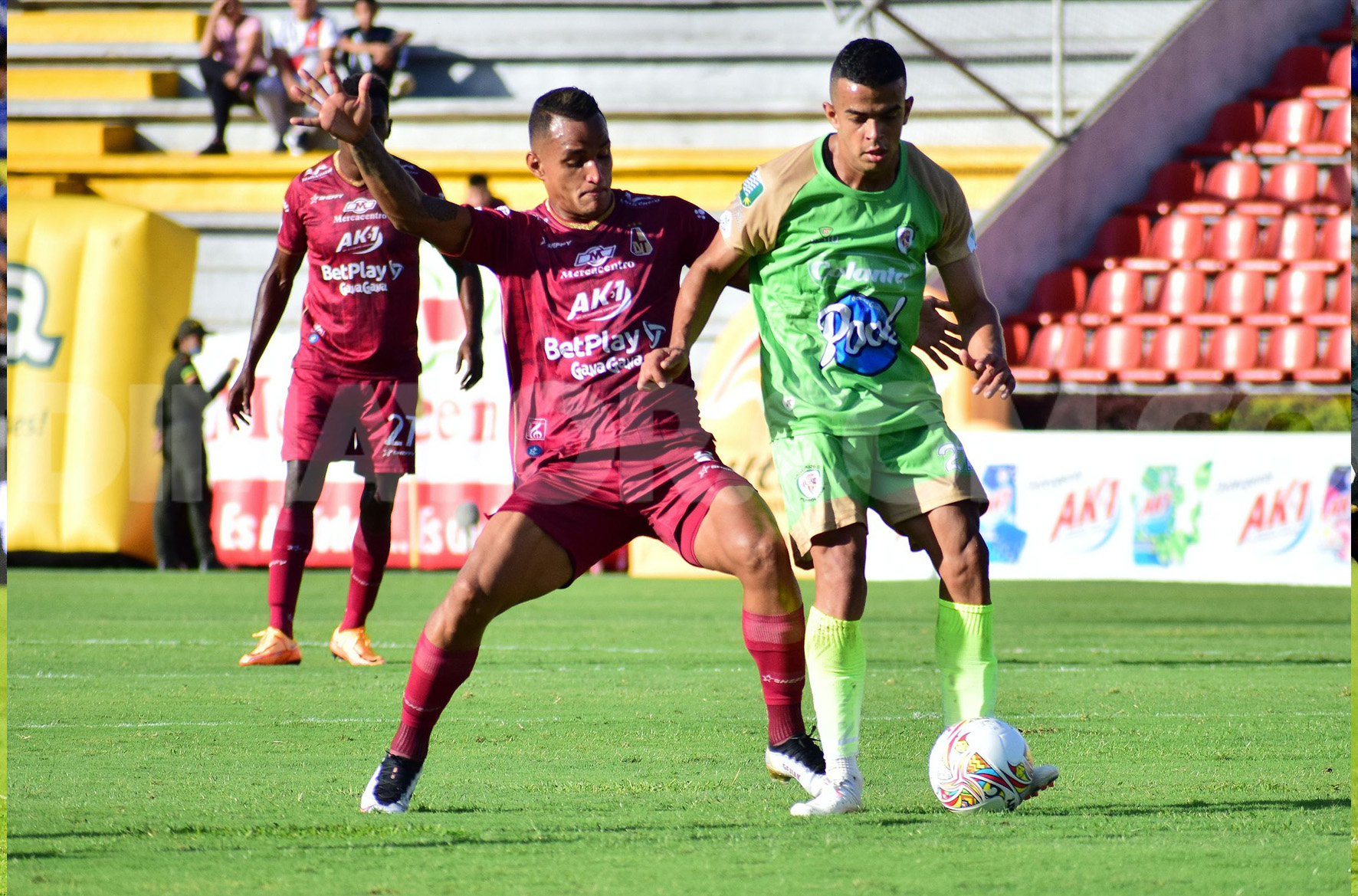 Deportes Tolima rescató un punto ante Jaguares de Montería al empatar 2-2 en Ibagué. Brayan Rovira disputa el balón con Omar Duarte.