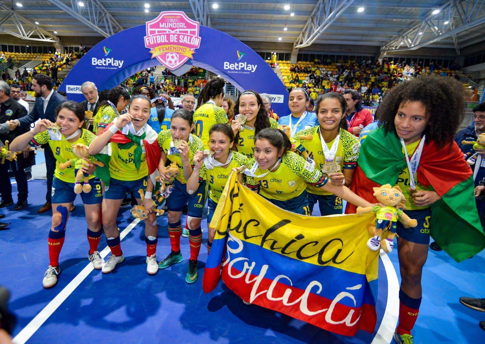 Colombia se coronó campeón del Mundial de Fútbol de Salón femenino en Mosquera, Cundinamarca. Celebran el título Patricia Puchigay, Yeni Ríos, Gledys Bello, Shandira Wright, Yurani Marín, Laura Tamayo, Paola Estrada y Carolina Jiménez.