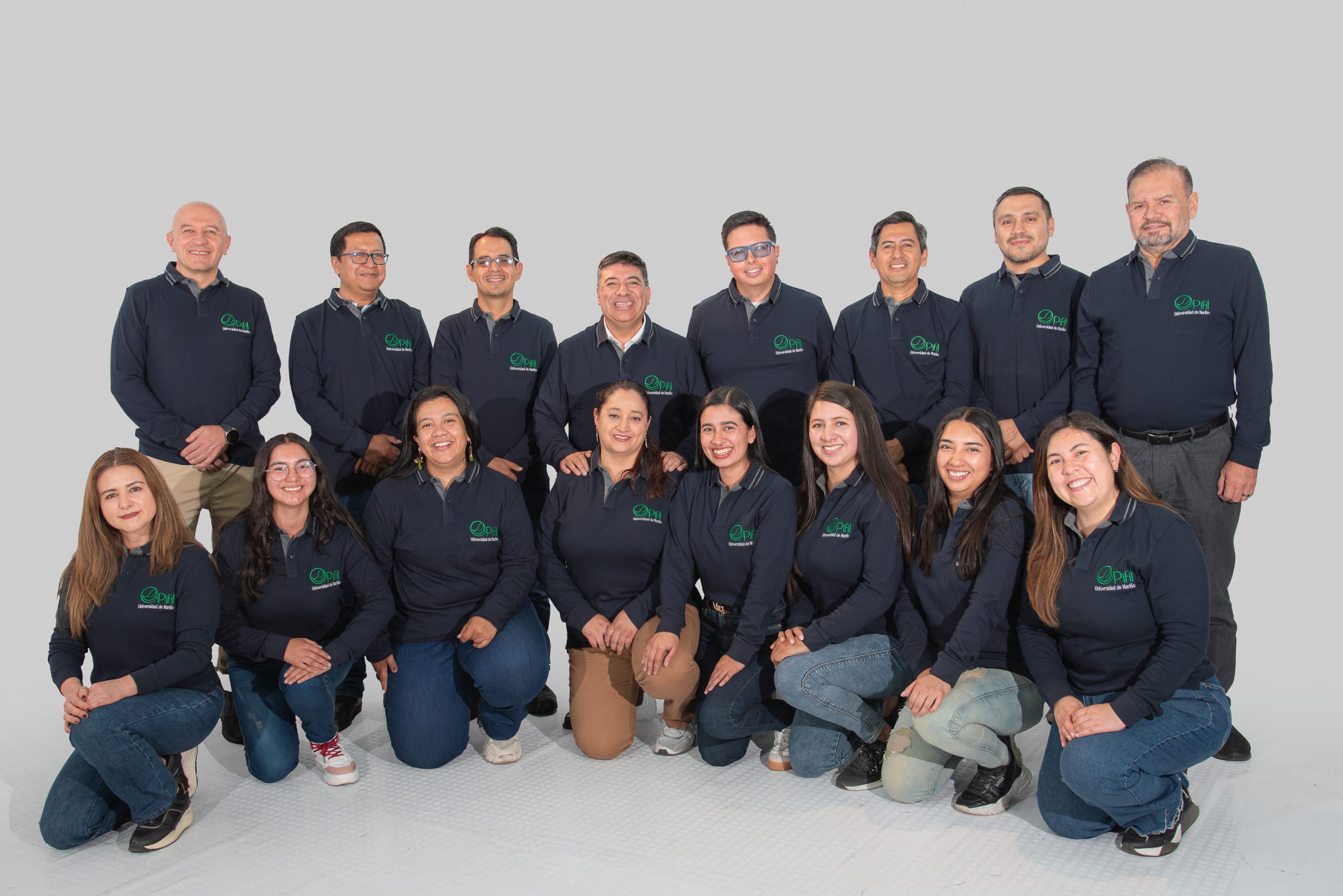 En la imagen aparecen Gloria Cristina Luna Cabrera, Hernán Modesto Rivas Escobar, Hugo Ferney Leonel, Ángela Andrea Molina Moreno, Iván Andrés Delgado Vargas, Lizeth Johanna Villota González, Martín Alonso Muñoz Rodríguez, Diana Carolina Morales Pabón, Paulo César Cabrera Moncayo, Carlos Hernán Pantoja Ágreda, Álvaro Mauricio Cadena Pastrana, Harold Armando Juajibioy Otero, Johanna Nataly Burbano, Viviana Estefanía Ibarra Martínez, Tania Julieth Torres Solarte y Dasbleidy Dayana Delgado Pantoja.