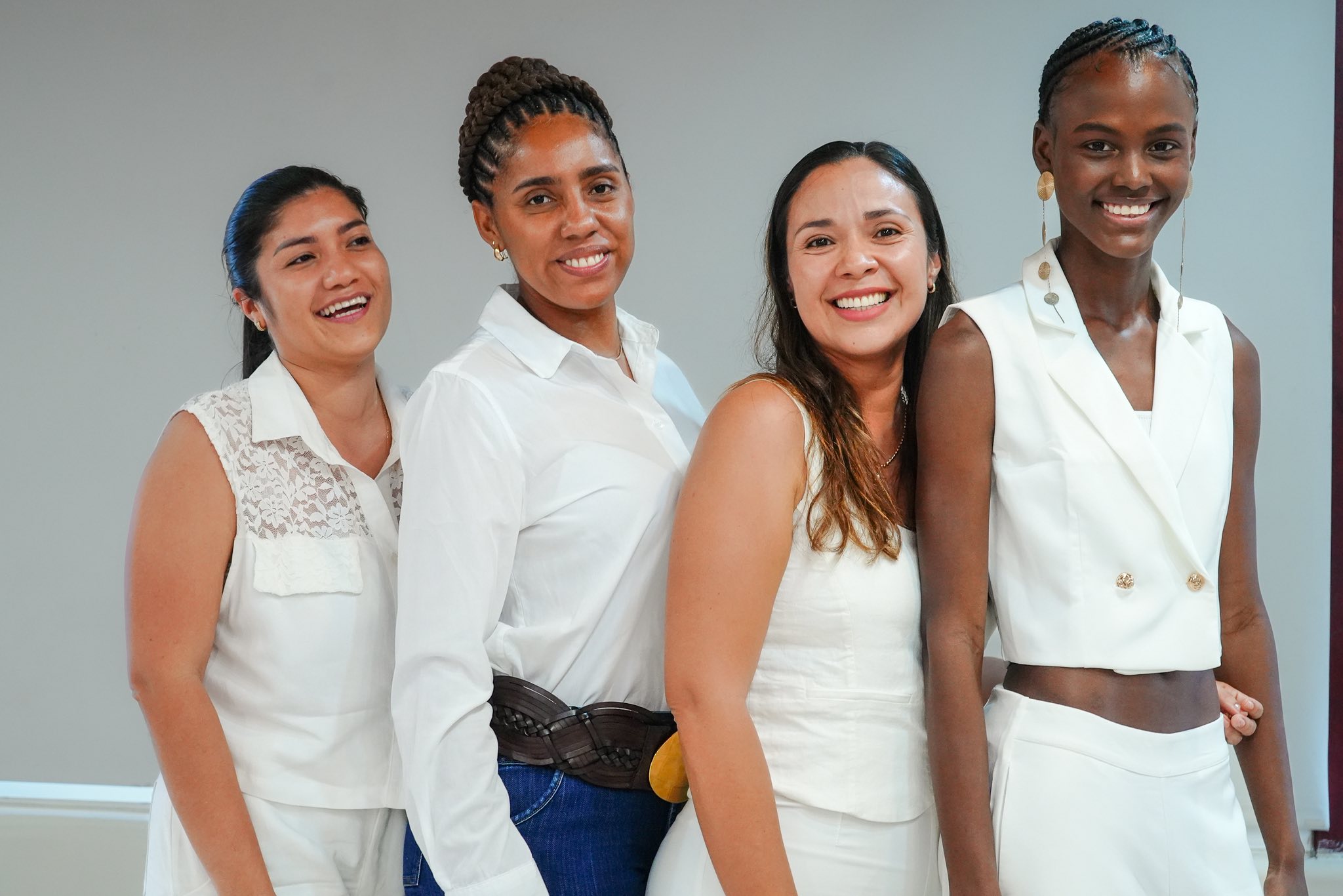 En la imagen aparecen la secretaria de Gobierno de Tumaco, Teresa Alejandra Das Neves, y las gestoras sociales Ingrid Cortés y Ximena Pineda, en compañía de la reina Valentina Castro.