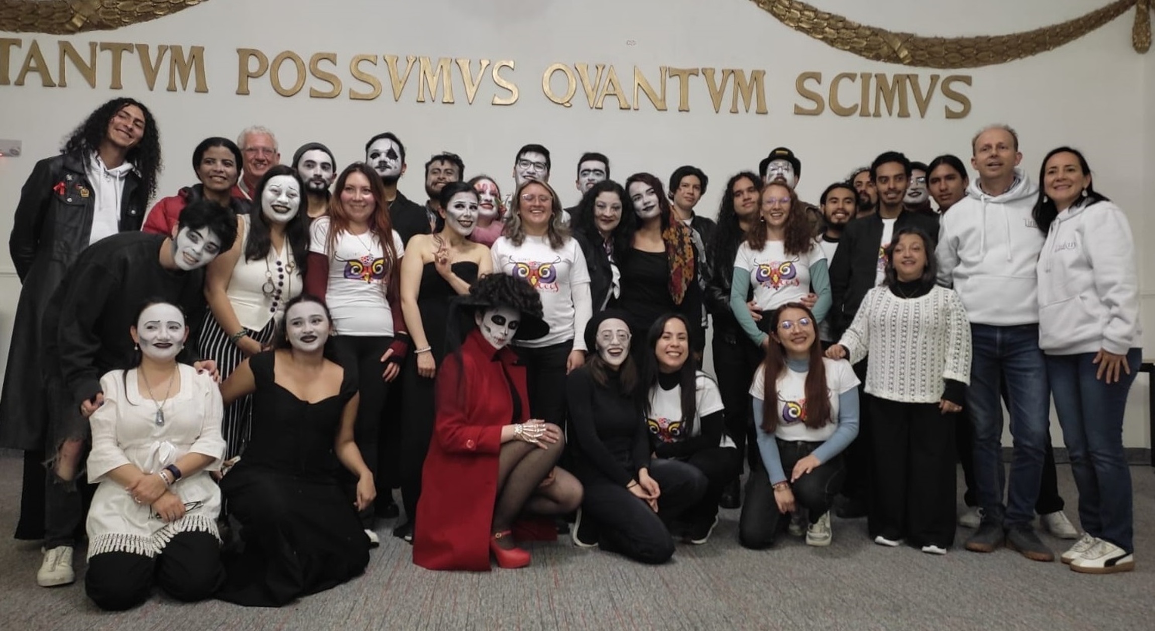 En la imagen aparecen Jeferson Jurado, Johan Sebastián Realpe, Duván Yaduzán, José Ignacio Muñoz, Xavier Díaz del Castillo, Esteban España, Samuel Rosero, Felipe Reyes, María Clemencia Hurtado Cárdenas, María Escobar, Dahiara Franco, Laura Quevedo, María Molina, Rocío Rodríguez, María Angulo, Tania Amaris, Laura Cabezas, Naiara Ochoa, María Rativa, Óscar Bolívar, Julián Castellanos, Javier Ramírez, Santiago Santamaría, Jorge Martínez, Nicolás Suárez, Mario Machetey, Orlando Caucali, Natalia Calvachi, Nathalia Martínez, Cielo de la Rosa, Katherine Castillo, Katherin Melo, Vanessa Guzmán, Sara Ordóñez y Angie Cerón.