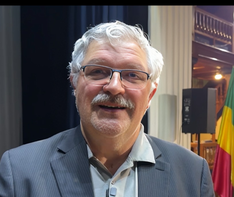 Julián de Zubiría, consultor.