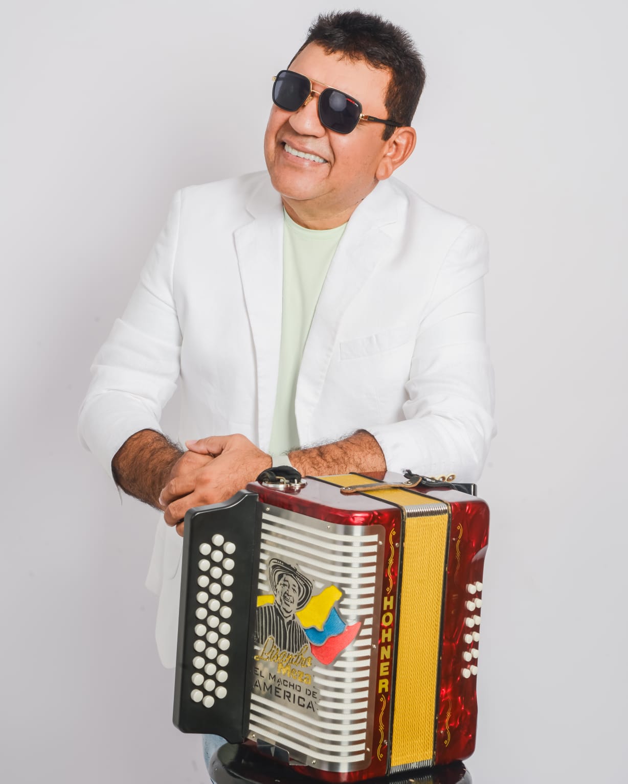 Chane Mesa, fiel al legado de su padre, sigue haciendo del acordeón un motivo de unión, alegría y orgullo colombiano. ‘Que venga la Navidad’.