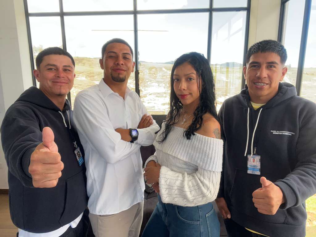 De izquierda a derecha David Morillo, el director Andrés Felipe Riascos Castro, Sofía Araujo Caicedo, Daniel Alejandro Chamorro, Jeison Caicedo Santander y Edwin Caicedo integran Kairós, que es una familia terapéutica y espiritual.