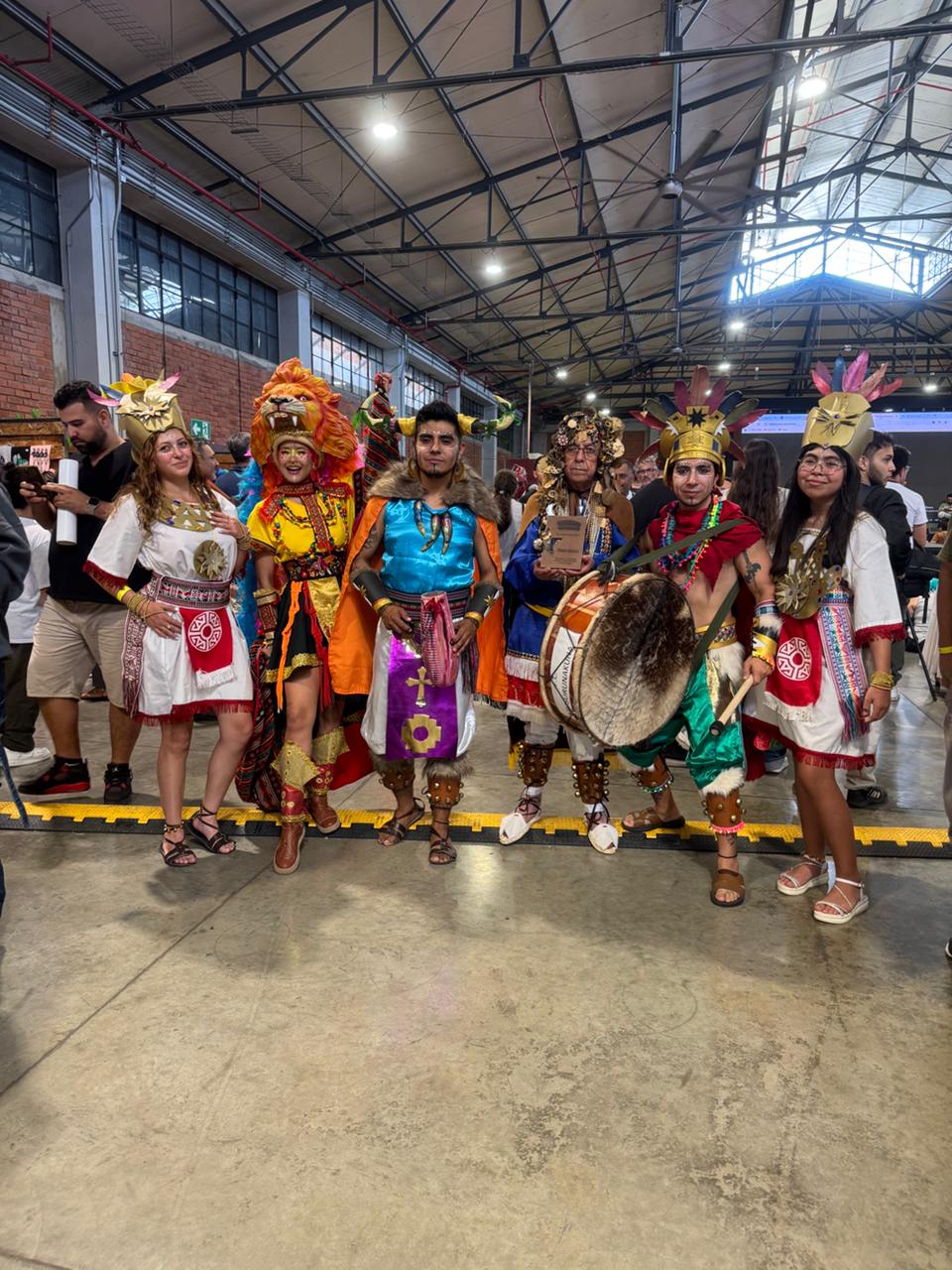 Integrantes de Titans Factory y la Fundación Musurunakuna, Elizabeth Ruiz Arturo, Daniela, Alejandro Vallejo Arturo, Jorge Arturo Bravo, Jorge Santiago Vallejo Arturo y Luciana Vallejo Arturo. muestran con orgullo la placa de reconocimiento recibida durante el V Festival Pop Cali 2025.