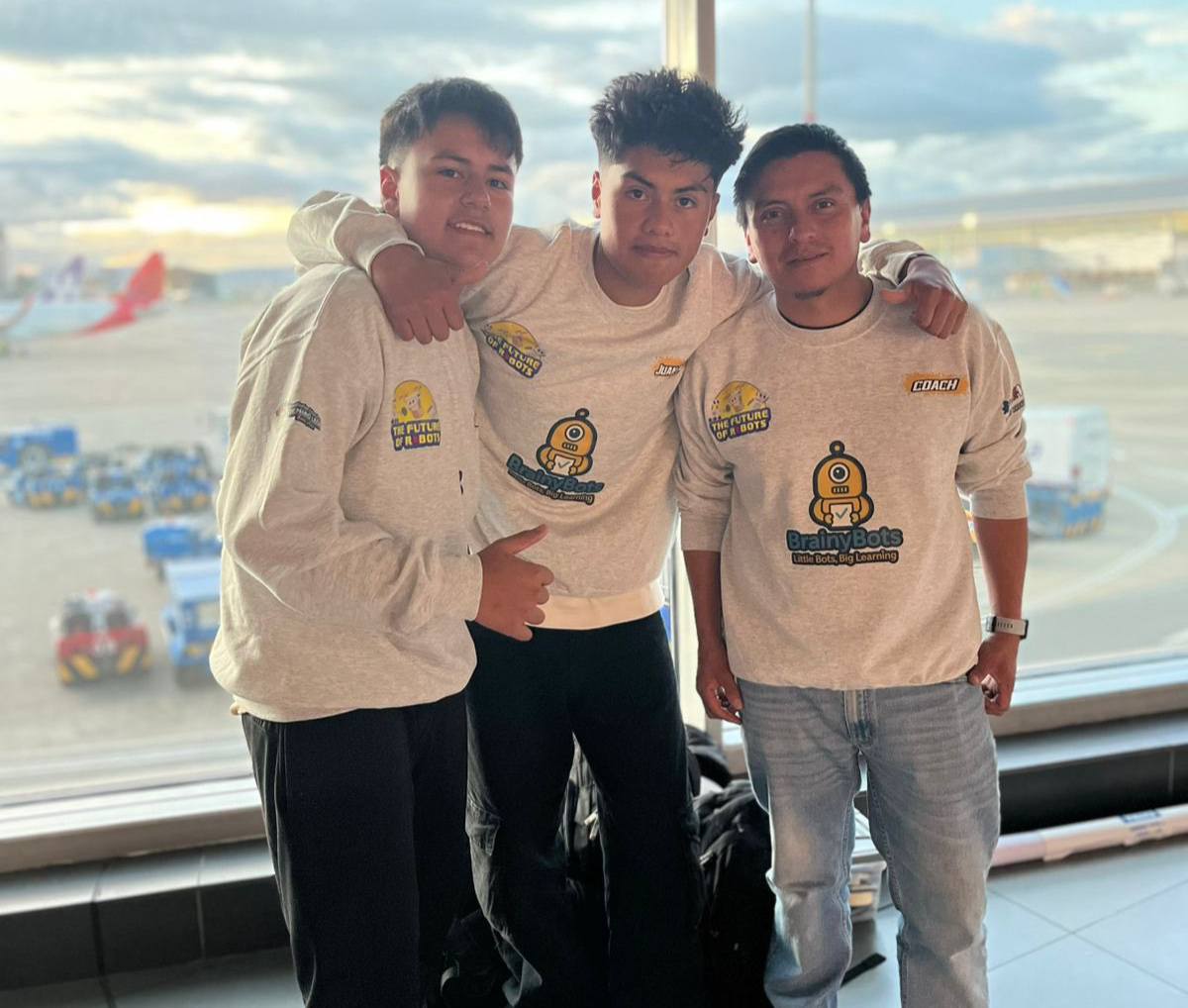 Diego Nicolás Guerrero, Juan Manuel Burbano y el docente Jorge Armando Tobar, ocuparon el segundo lugar en la categoría Junior de la World Robot Olympiad en Bogotá.