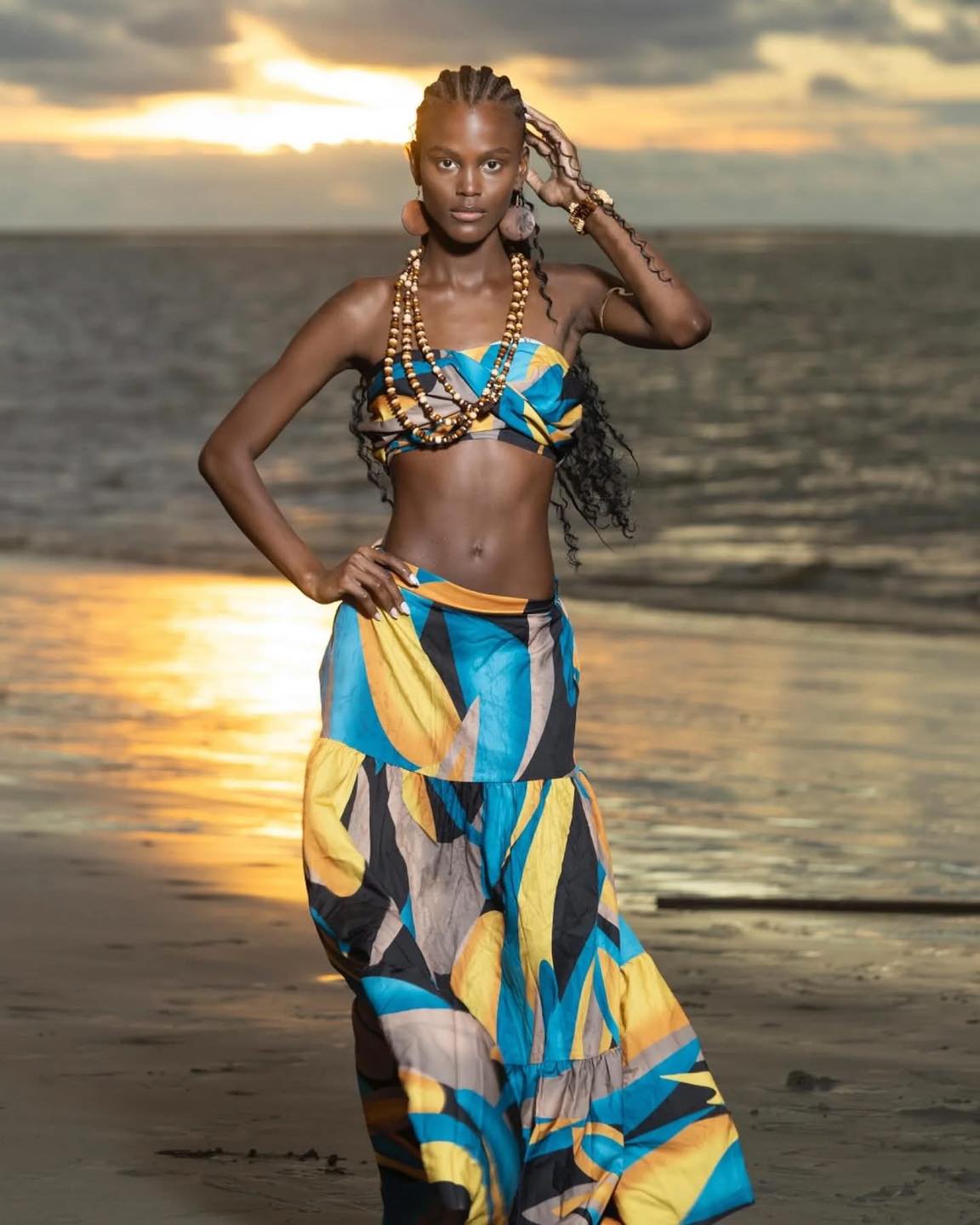 esde Tumaco hasta los escenarios más prestigiosos de la moda, Valentina Castro encarna la fuerza y el brillo del talento colombiano. Su historia comenzó entre peinados y trenzas en su pequeño pueblo de Nariño, donde la creatividad ya tejía los hilos de un destino distinto. A los 18 años, un cazatalentos la descubrió y la invitó a modelar; poco después, debutó por lo alto en la pasarela de Louis Vuitton, marcando el inicio de una carrera internacional fulgurante. Valentina ha desfilado para grandes casas de moda en Europa y Asia, y su presencia combina elegancia, autenticidad y ese inconfundible “flow” del Pacífico colombiano. En el Victoria’s Secret Fashion Show 2025, la modelo tumaqueña deslumbró en el backstage bailando “Ivonny Bonita” de Karol G, un gesto espontáneo que conquistó al público y celebró con orgullo sus raíces. Valentina representa una narrativa de superación, diversidad y belleza real. Su trayectoria es símbolo de un país que florece en el arte, la música y la moda, demostrando que desde Tumaco también se conquista el mundo con sabor, estilo y autenticidad.