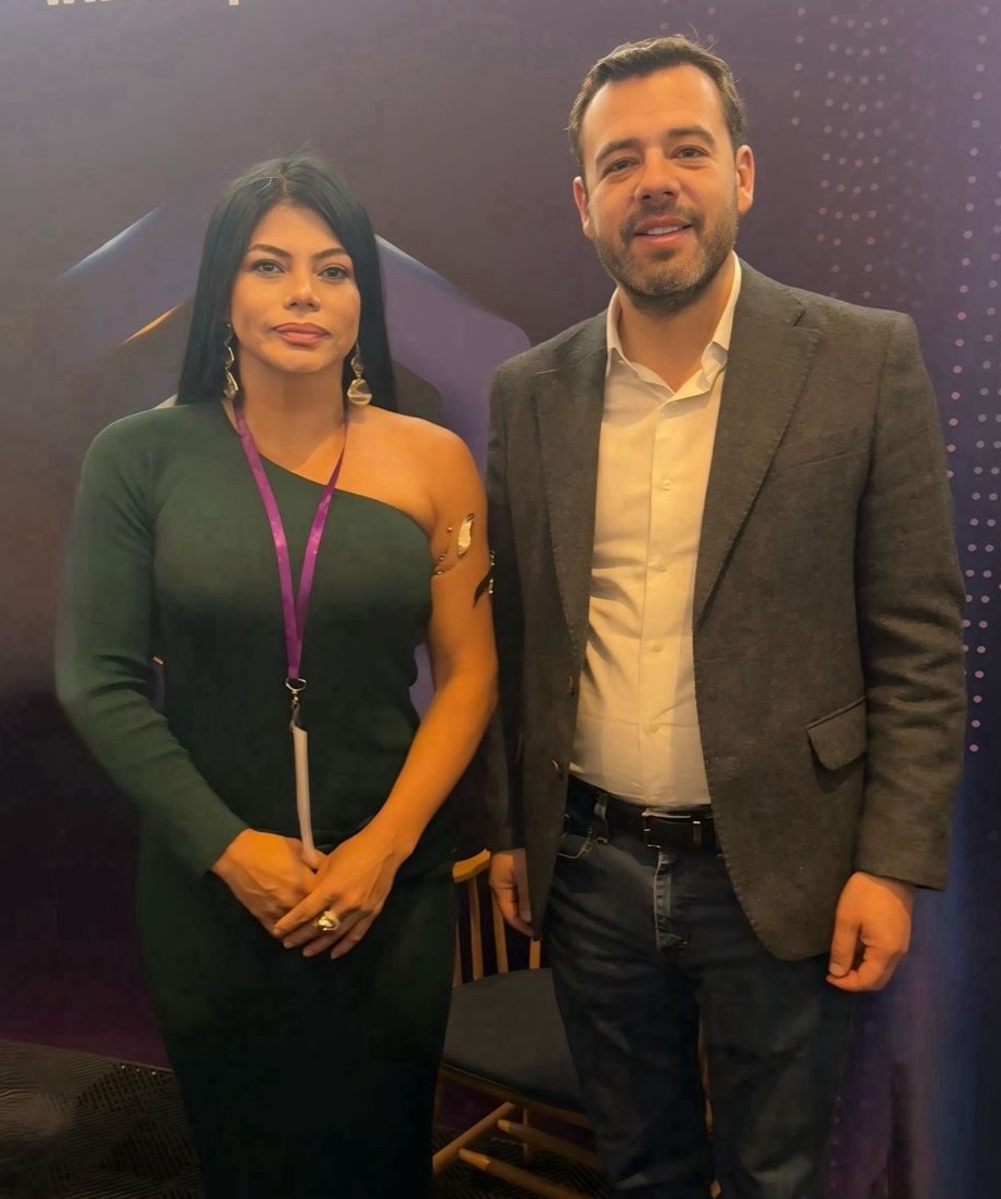 La líderesa Claudia Cabrera, con el Alcalde Mayor de Bogotá, Carlos Fernando Galán.