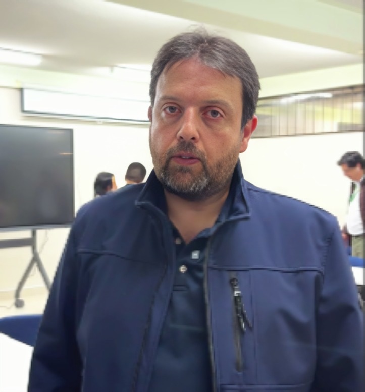 León Cardona, asesor.