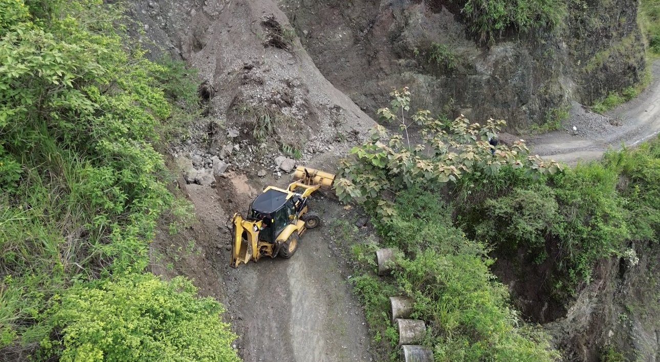 La maquinaria amarilla avanza sin pausa en la remoción de los escombros que dejó el deslizamiento, con el fin de recuperar la movilidad en el corredor afectado.