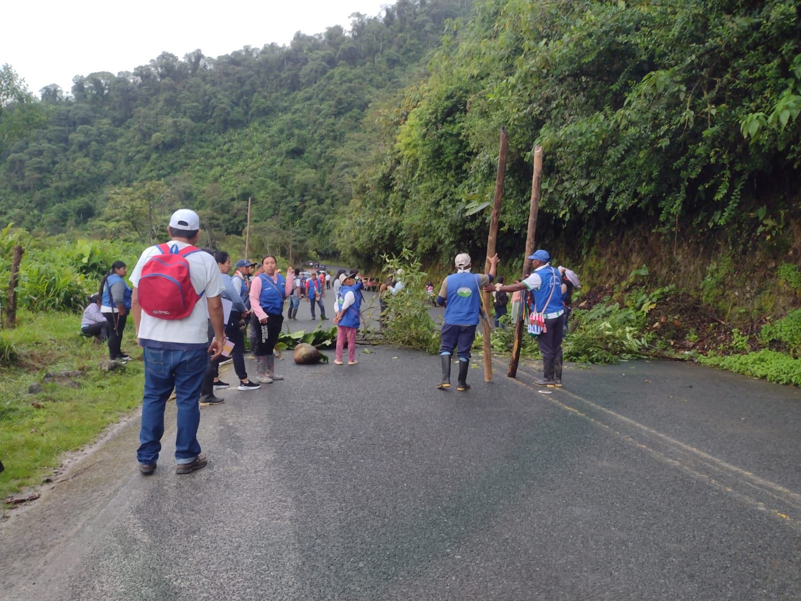 ntegrantes del Pueblo Awá Uripawa bloquean por completo el kilómetro 12 de la vía Tumaco–Pasto, donde mantienen una protesta pacífica para exigir el cumplimiento de acuerdos y medidas de protección por parte del Gobierno Nacional.