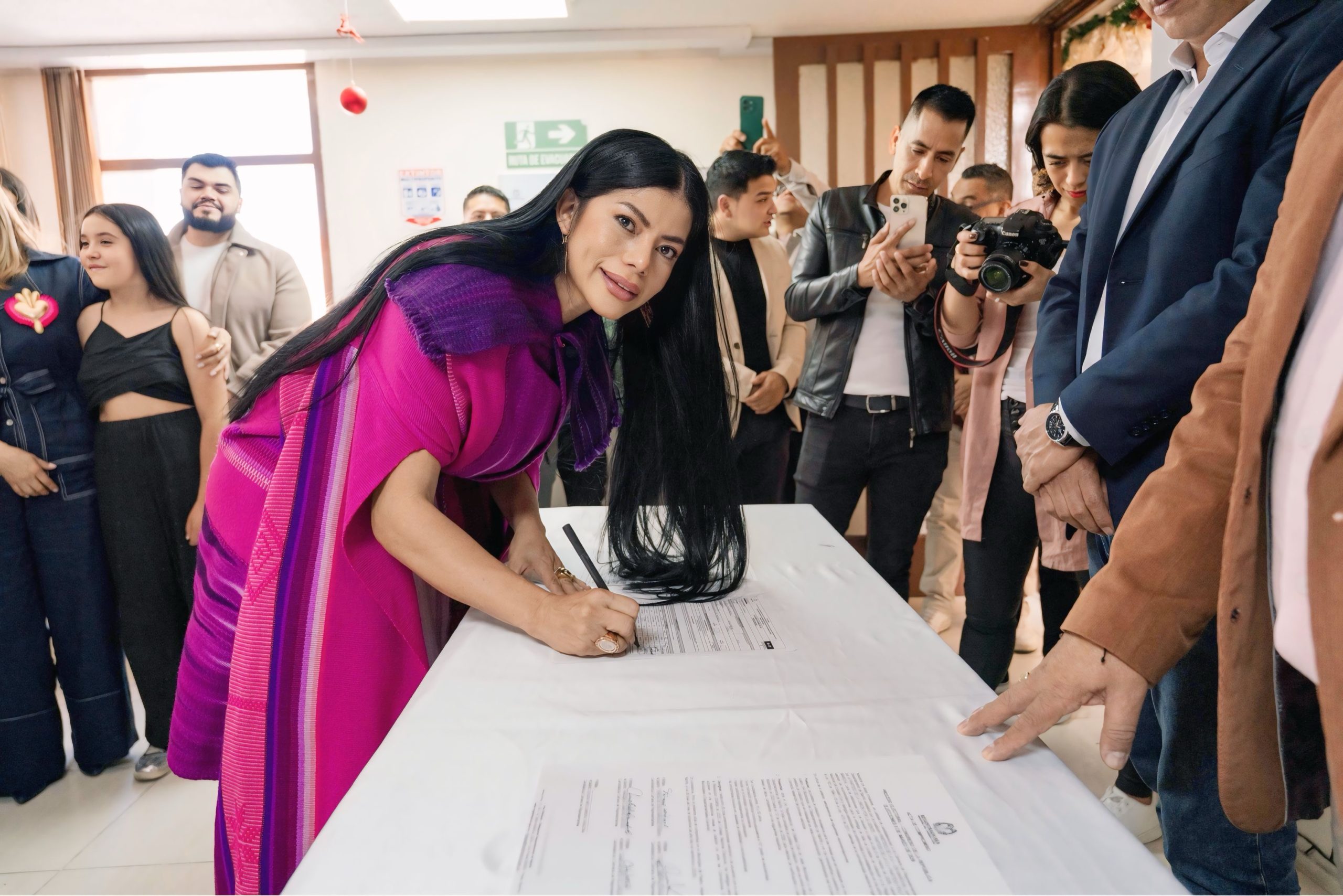 Momento de la inscripción de la exalcaldesa de Policarpa, Claudia Cabrera, como candidata a la Cámara de Representantes en la lista del Partido de La U, con miras a las elecciones legislativas.