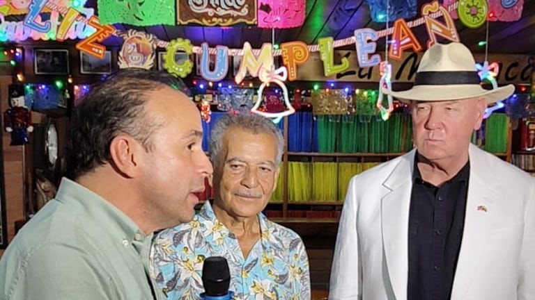 Cali recibió a John McNamara, encargado de negocios de la Embajada de EE. UU., en el barrio Obrero