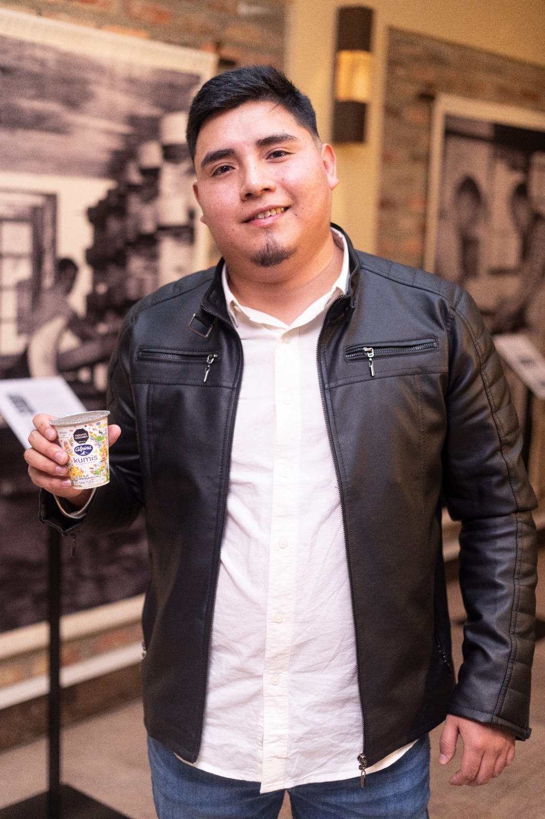 Kevin Cuaran, un diseñador del municipio de Córdoba, es el talento del empaque del Kumis Alpina.