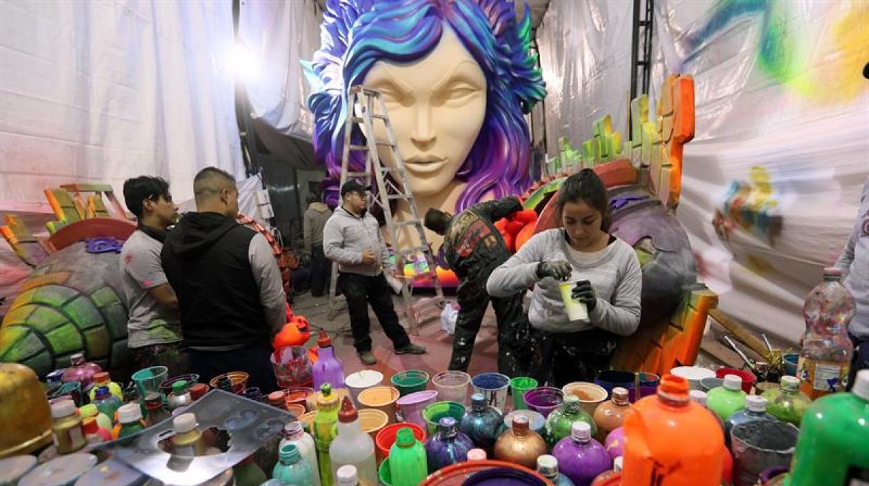 Maestros artesanos ya trabajan en las carrozas del Carnaval de Negros y Blancos 2026.