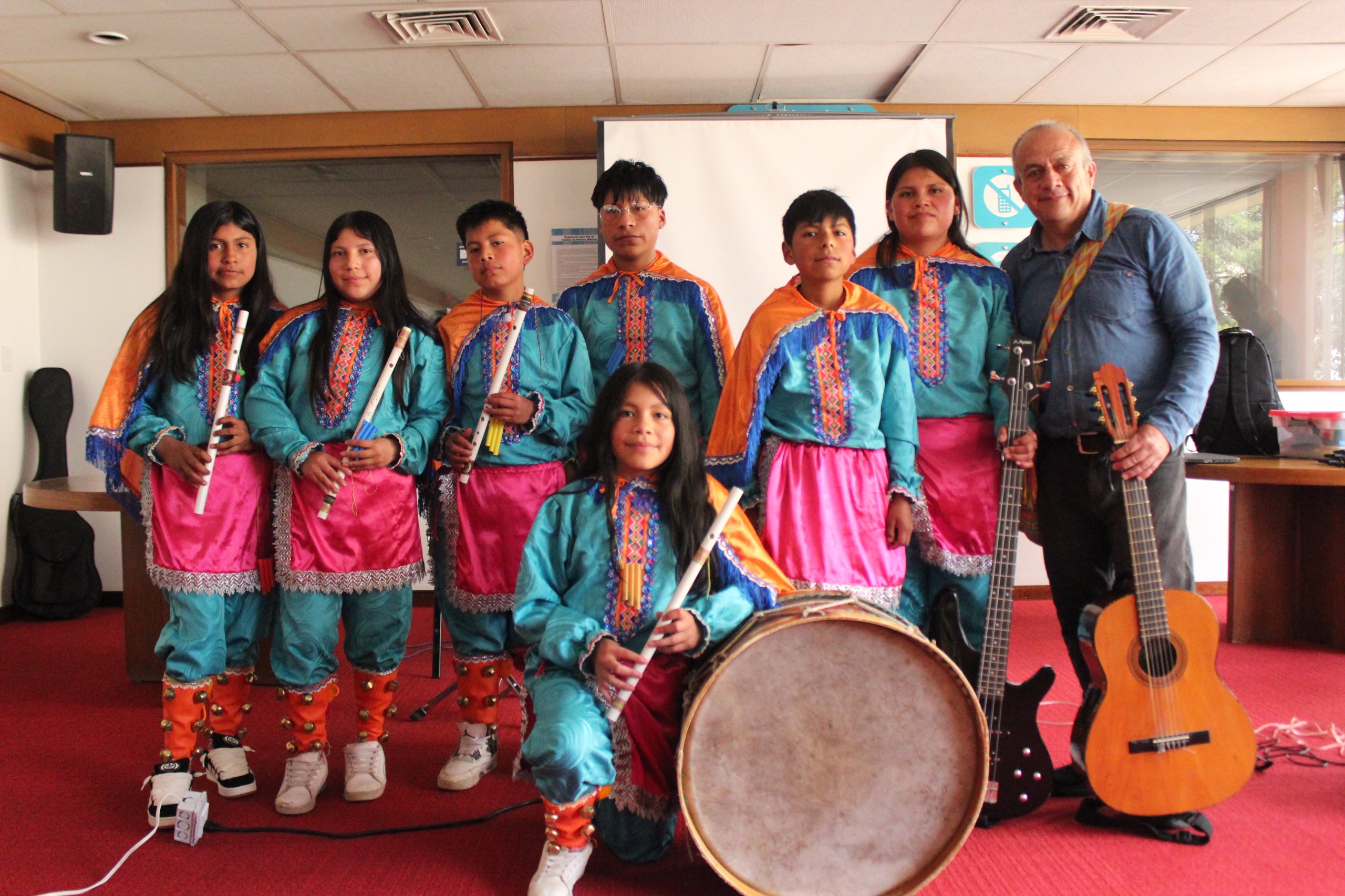 De izquierda a derecha Estefanía Tulcán, Catherine Cuarán, Alexander Cuarán, Juan David Imbacuan, Juliana Cuarán, Cristian, Eliana Cuarán y su director Álvaro Emriquez hacen parte del resguardo de Males Córdoba.