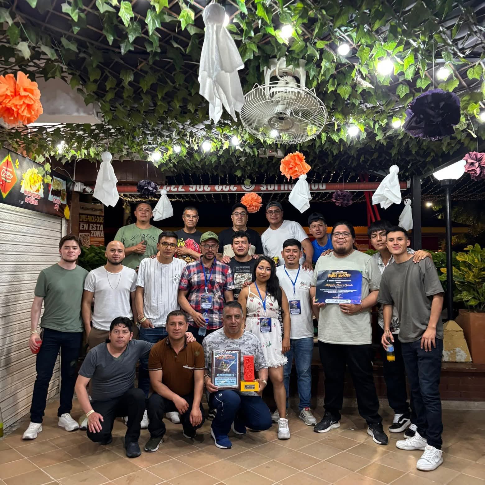 De izquierda a derecha Dietrich Betancourt Muñoz, Juan David Moreno, Luis Sebastián Dueñas, Álvaro Palacios, Santiago Romero, María Teresa Riascos, Cristián Romero, Alejandro Rosero, Juan Fernando Muñoz, Jhonatan Eraso Dueñas, Pablo Patiño, Justo Palacios, Pedro Villota, Milton David Benavides, Jaider Benavides, Carlos Velásquez, Edwin López y Mauricio Patiño.