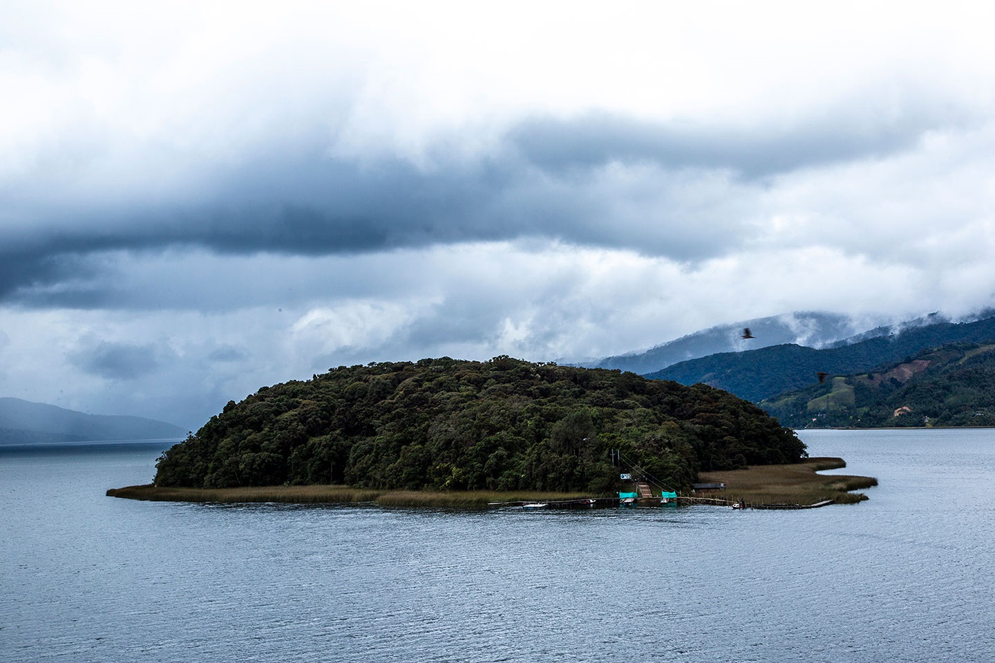 Se emitió la resolución 305 del 15 de diciembre de 2025, mediante la cual se restringe el ingreso de propios y turistas a la Isla de La Corota, ubicada en la Laguna de la Cocha.