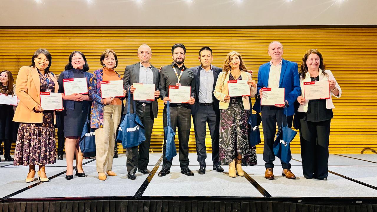 De izquierda a derecha, Luz Marina Zúñiga, Dora Estrada, Betty Yela, Rafael Bastidas, Germán Rosales, Andrés López, Gloria Jurado, Fabio Cabrera y Alicia Lucero, rectores que celebraron la certificación.