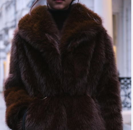 El nuevo plumífero de Zara marrón chocolate estilo kimono ha causado sensación entre las expertas en moda y tendencias