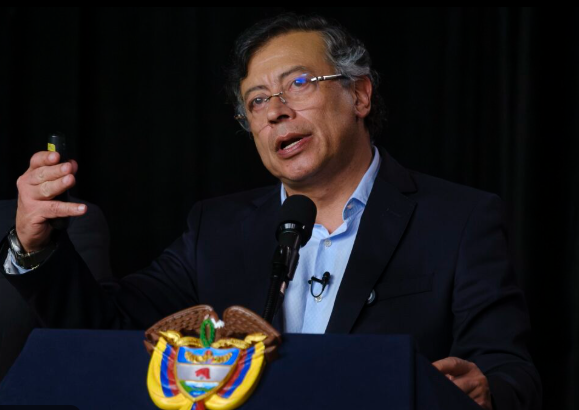 Petro declara emergencia económica ante el vacío fiscal y anuncia impuestos para ricos