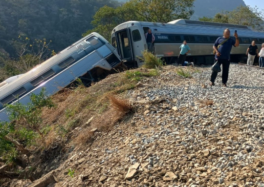 Tren Interoceánico se descarrila en Oaxaca: 13 muertos y casi 100 heridos deja tragedia ferroviaria