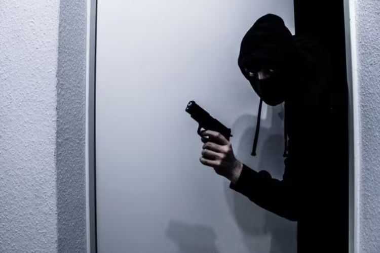 Consejos esenciales para proteger su casa de hurtos durante la temporada de viajes