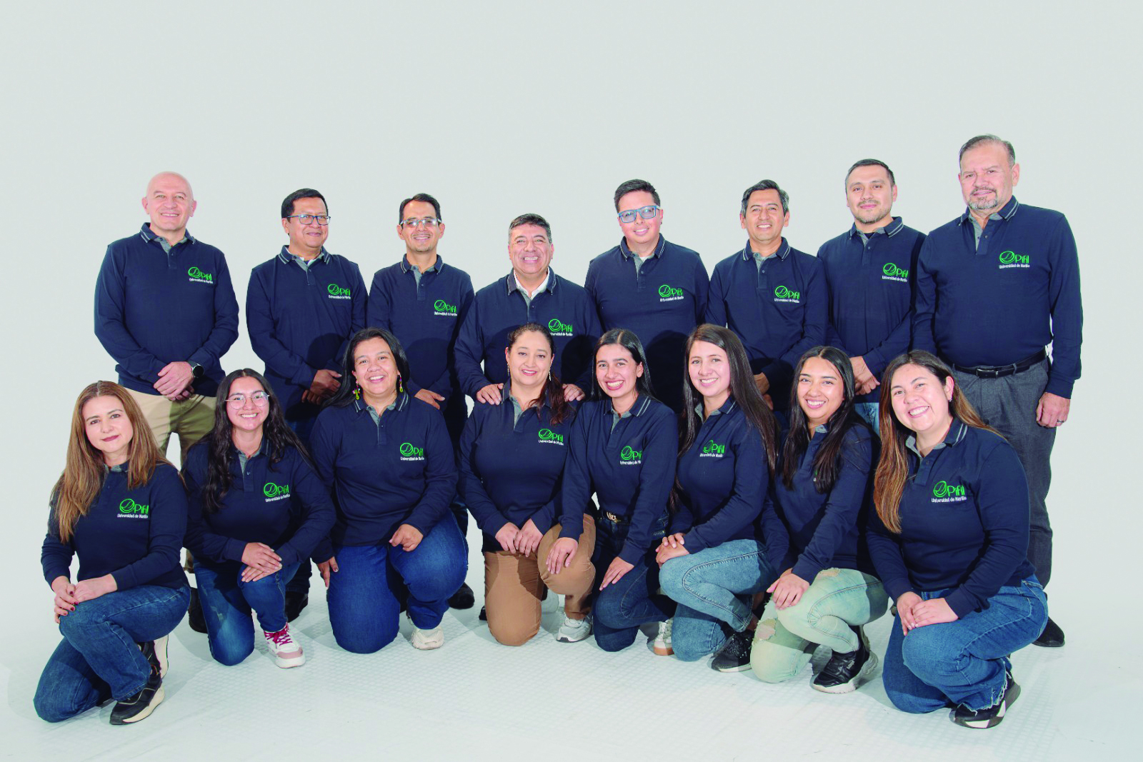 En la imagen Gloria Cristina Luna Cabrera, Hernán Modesto Rivas Escobar, Hugo Ferney Leonel, Ángela Andrea Molina Moreno, Iván Andrés Delgado Vargas, Lizeth Johanna Villota González, Martín Alonso Muñoz Rodríguez, Diana Carolina Morales Pabón, Paulo César Cabrera Moncayo, Carlos Hernán Pantoja Ágreda, Álvaro Mauricio Cadena Pastrana, Harold Armando Juajibioy Otero, Johanna Nataly Burbano, Viviana Estefanía Ibarra Martínez, Tania Julieth Torres Solarte y Dasbleidy Dayana Delgado Pantoja.