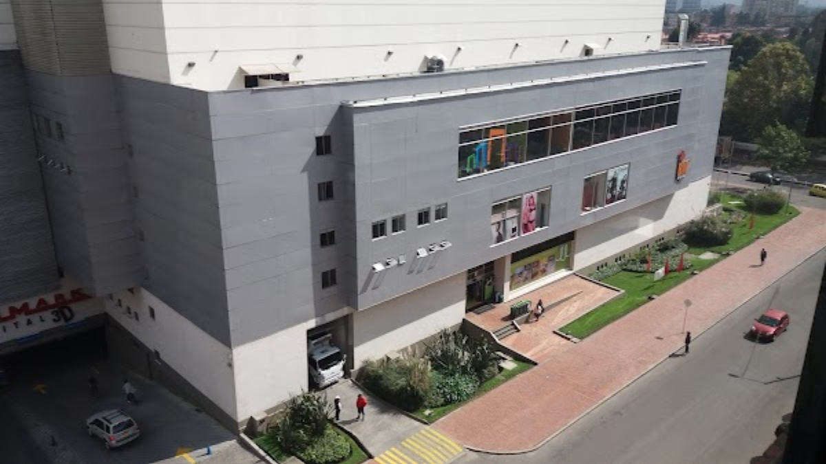 Incendio en el Centro Comercial San Rafael obliga a evacuar cientos de personas: cuatro locales afectados