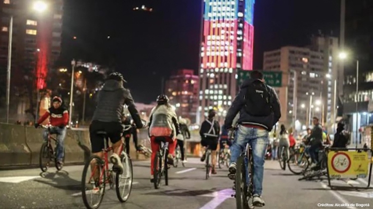 Así se vivió la gran caminata navideña del IDRD: Recorrido nocturno por la historia de Bogotá