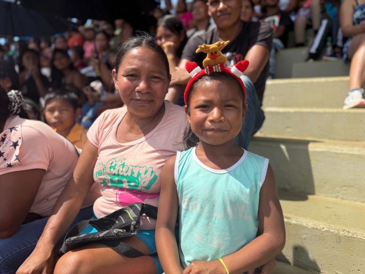 Más de 2.000 regalos volaron hasta la Amazonía para alegrar a los niños de Mitú