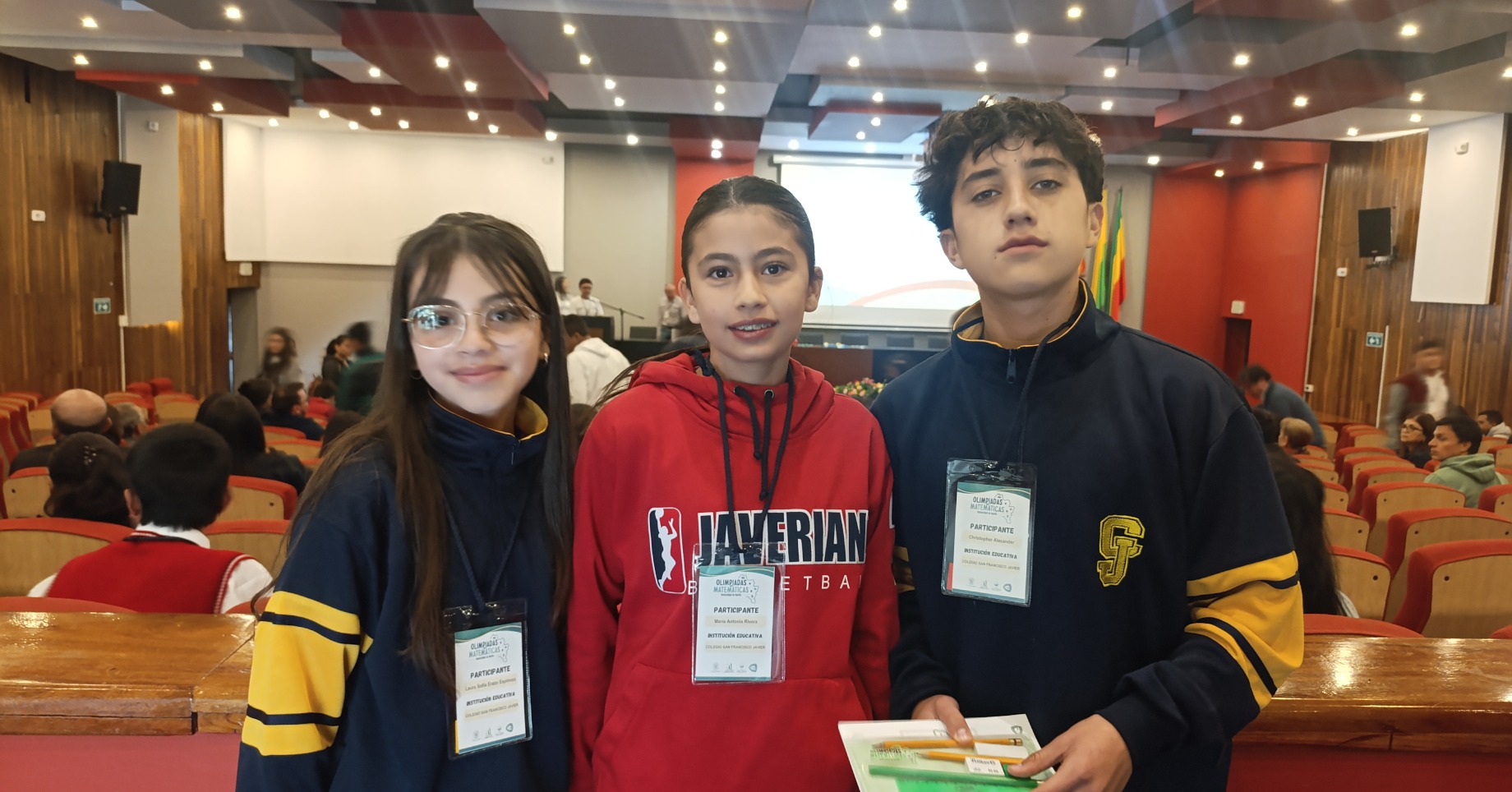 Christopher Moncayo junto a sus compañeras María Antonia Rivera y Laura Sofía Eraso, representantes del talento javeriano en las Olimpiadas Regionales de Matemáticas.