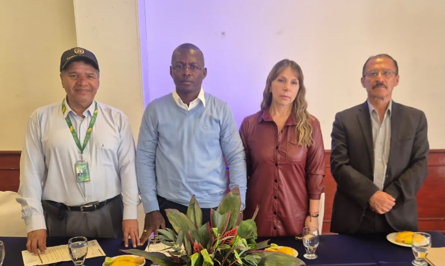 En la imagen, de izquierda a derecha, se encuentran Luis Alberto Suárez, subsecretario de Educación Departamental; Berby Sánchez, subsecretario de Cobertura Departamental; María Antonia Chávez Caicedo, representante de Comfamiliar de Nariño; y Fabián Jaramillo Ribera, representante de Calidad Educativa Departamental.