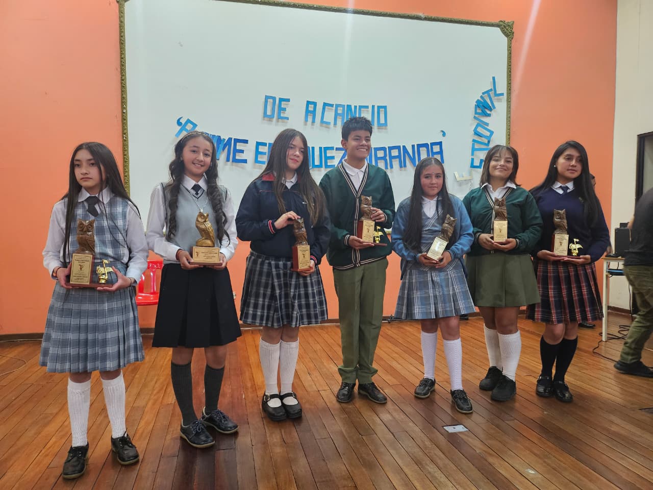 De izquierda a derecha: Isabella Obando Guevara, Dulce María Ordoñez, Nathalia Catalina Santander, Yeremy Alexander Jojoa, Ángela Daniela Benavides, Johana Estefanía Meneses y Hary Valentina Salazar.