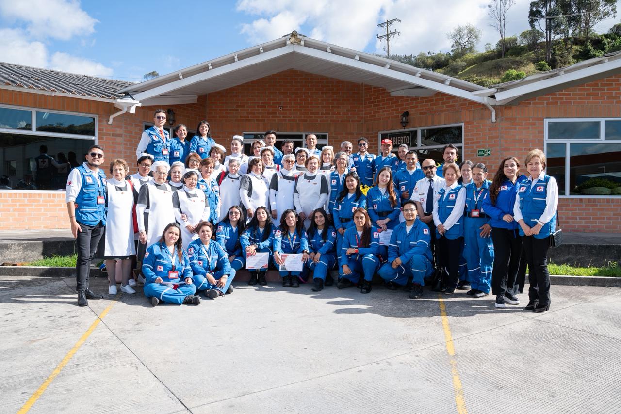 De izquierda a derecha: Esteban Delgado, Carmen Martínez, Tania Pantoja, Martha Patiño, Esperanza Vivanco, Nancy Gómez, Martha Castillo, Oscar Villota, Adriana Villota, Yomar Pérez, Belsy Salas, Carmen Rubio, Mariela Enríquez, Fanny Herrera, María Cadena, Edilma Palomares, Nubya Quintero, Carlos Hache, Camilo Flórez, Diego Gavilanes, Carlos Navarro, Andrés Mora, María Botero, Catalina Salas, Valentina Rosero, Marcela Díaz, Tulia Caicedo, Iván Mora, Daniela Hidalgo y Patricia Mazuera.