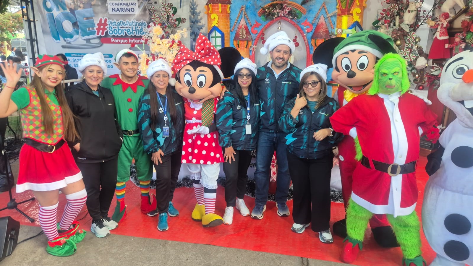 En la fotografía aparecen, de izquierda a derecha, Flor Mera, Janeth Erazo, David Hurtado, Aleja Loza, Diego Raúl Blanco, Olga Hurtado, Darío Rosero y Diego Guzmán, quienes participaron en la inauguración de la nueva pista de patinaje sobre hielo ubicada en el parque Infantil de Pasto.