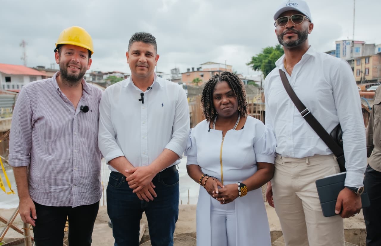El alcalde Felix Henao, junto a la vicepresidenta Francia Márquez y el gerente del Fondo Todos Somos PAZcífico, Helmer Quiñones, supervisaron obras del acueducto en Tumaco.