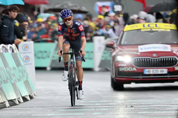 Ineos Grenadiers ficha a la joven figura Oscar Onley para reforzar a Egan Bernal en la temporada 2026