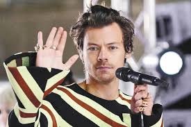 Harry Styles sorprende a fanáticos con lanzamiento musical inesperado.