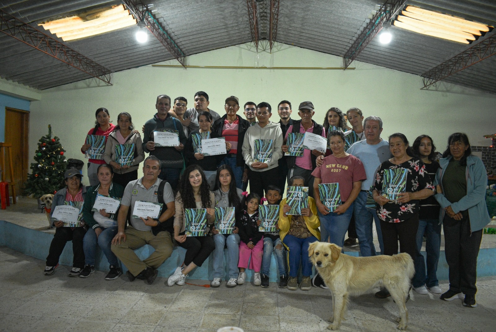 En la imagen, de izquierda a derecha, se aprecia en la fila superior a Ana Cristina Rosero, Yolanda Jamauca, Silvio Díaz, Daniel Cabrera, David Cabrera, Aura Valencia, Nelson Díaz, Juan Pablo Salas, Jairo Acosta, Andrés Salas, Bosco Ramos, Sofía Salas y María Eugenia Salas. En la fila inferior aparecen Nery Gómez, Elvira Martínez, Aurelio Muñoz, Leidy Hidalgo, Yeimi Valencia, Guadalupe Valencia, Heisen Díaz, Nelly Cabrera, Rosa Salas, Nevar Cabrera, Yolanda Jamauca, Gisela Ramos y Clara Díaz.
